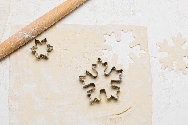 Cozinhe o chef rola a massa para os biscoitos.