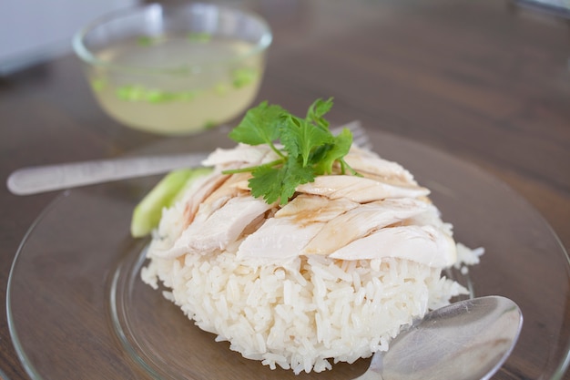 Foto cozinhe o frango com arroz e sopa.