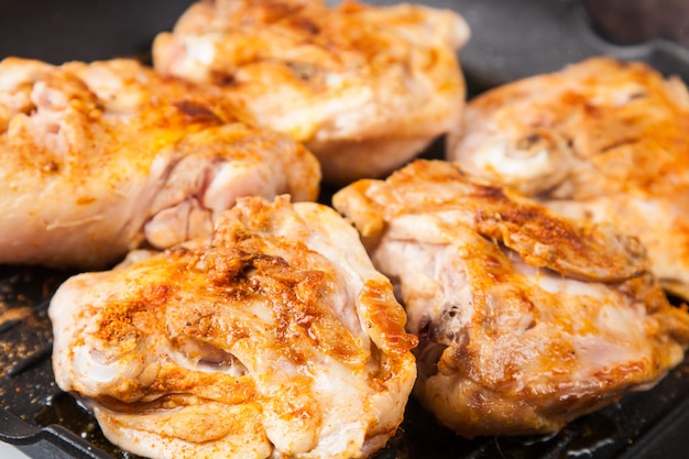 Cozinhe o frango com tempero na frigideira