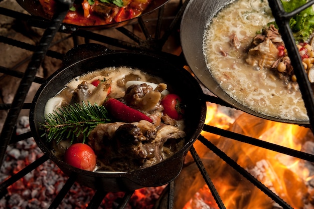 Cozinhe um prato de carne com ramos de abeto na estaca