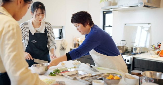 cozinheiras japonesas e escola de culinária com conselhos de ensino e faca para vegetais ingredientes ou comida cozinha popular e refeições requintadas na cozinha com apoio de treinamento e conhecimento em Tóquio