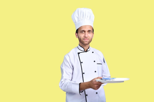 cozinheiro chef bonito segurando placa modelo paquistanês indiano