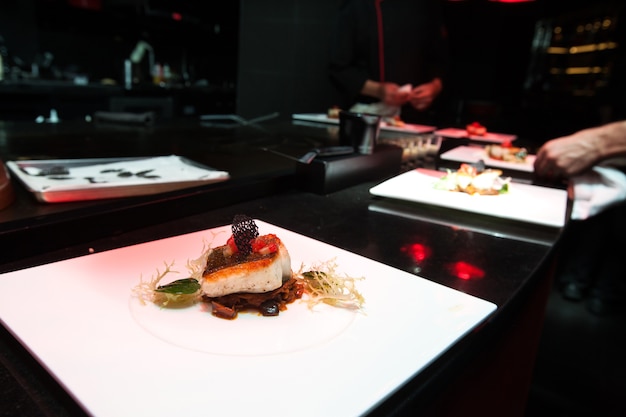 Cozinheiro chefe em cozinha de cozinha para o hotel ou restaurante para jantar