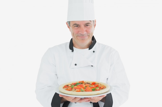 Cozinheiro chefe masculino que segura pizza