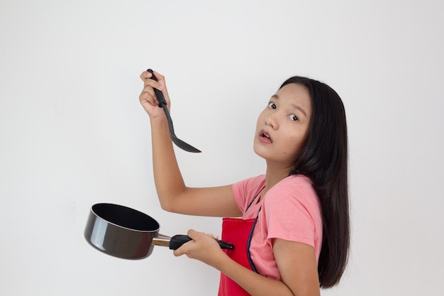 Cozinheiro da moça com frigideira no fundo branco