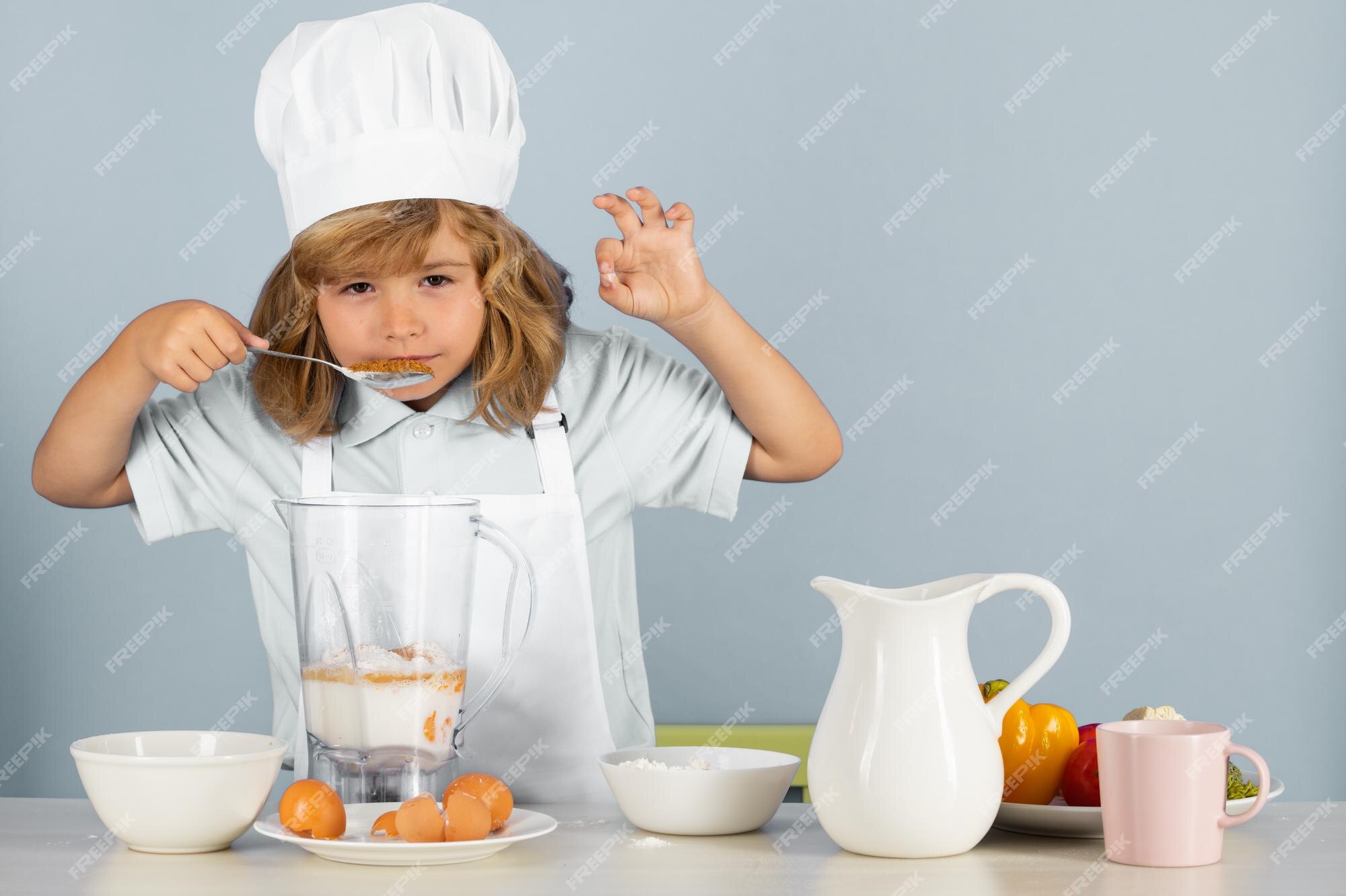 a criança faz um jogo infantil - o cozinheiro prepara a comida