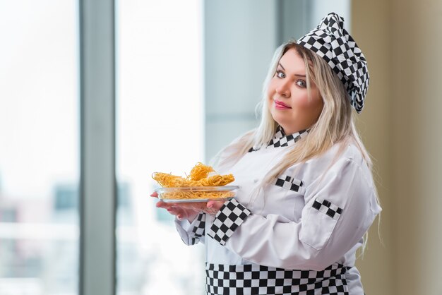 Cozinheiro de mulher trabalhando na cozinha brilhante