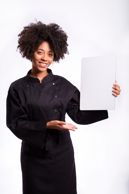 Cozinheiro feliz da mulher que prende sobre o cartaz do sinal de papel