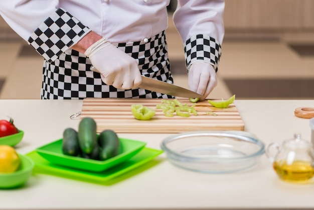 Cozinheiro masculino preparando comida na cozinha