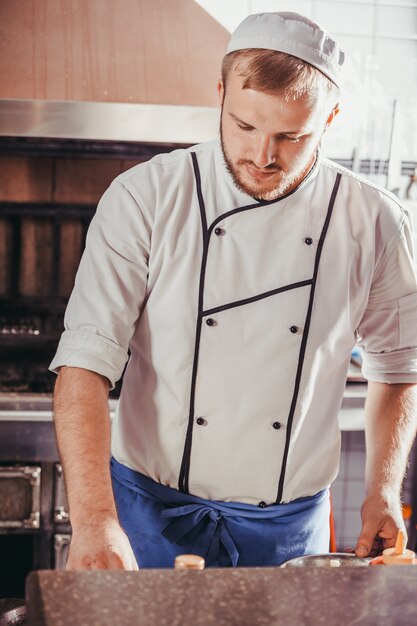 Cozinheiro masculino que prepara a refeição