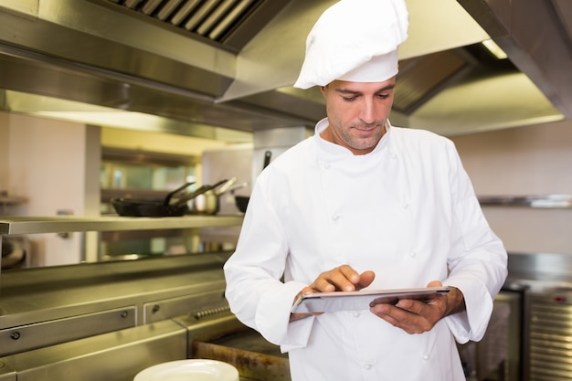 Cozinheiro masculino usando tableta digital na cozinha