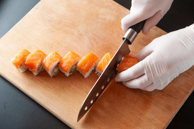 Cozinheiros masculinos preparando sushi na cozinha do restaurante Flatlay