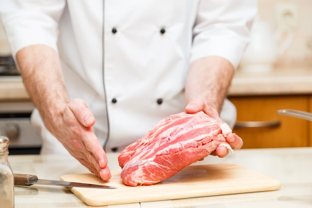 Cozinheiros mostram como corta um pedaço de carne de perto