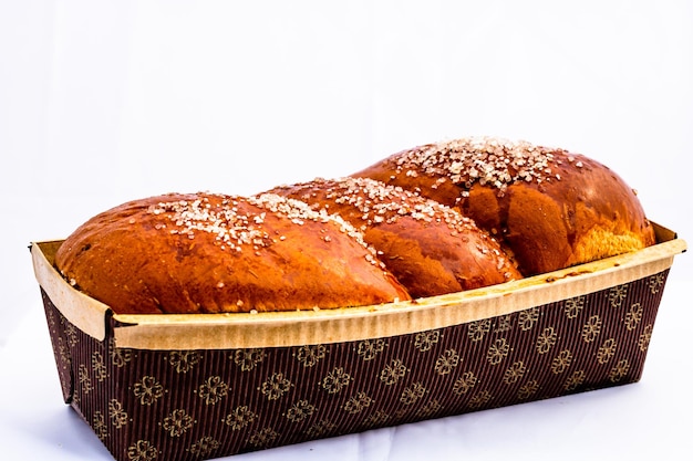Cozonac, Kozunak o babka es un tipo de pan levadizo dulce, tradicional de Rumania y Bulgaria
