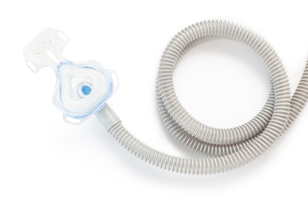 CPAP Maske und Schlauch auf weißem Hintergrund