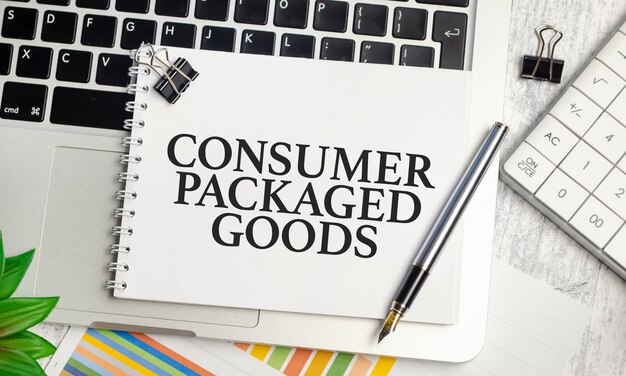 CPG-Verpackungsgüter-Text und Notizblock mit Stiftdiagrammen und Rechner