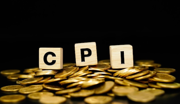 CPI Stapel von Goldmünzen mit den Buchstaben CPI Consumer Price Index auf einem Holzwürfel