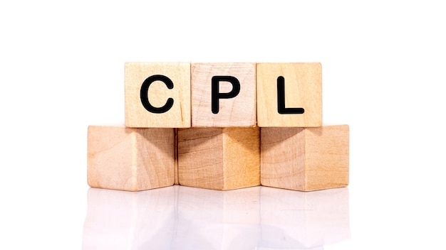 CPL Cost Per Lead palavra escrita em bloco de madeira no fundo branco