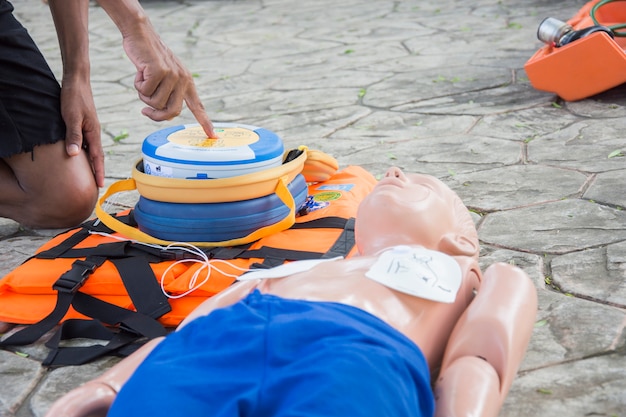 CPR e AED treinando criança caso de afogamento fictício