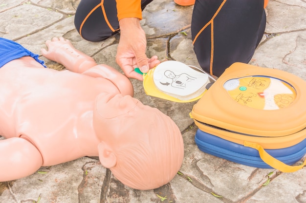 Foto cpr e aed treinando vítima criança afogando