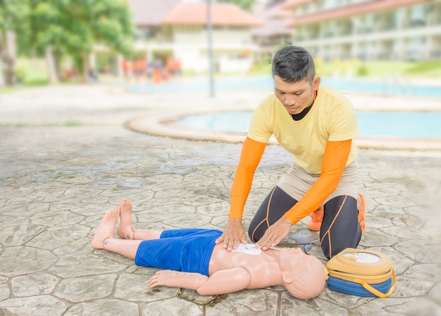 Cpr e aed treinando vítima criança afogando