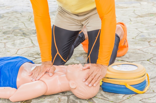 Foto cpr e aed treinando vítima criança afogando