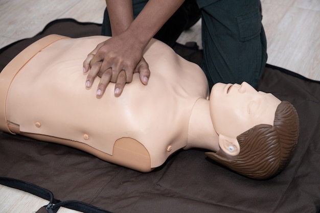 CPR-Erste-Hilfe-Training mit der Hand auf Ganzkörper-CPR-Mannequin