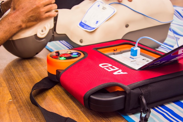 Foto cpr mit aed-training und blur hintergrund