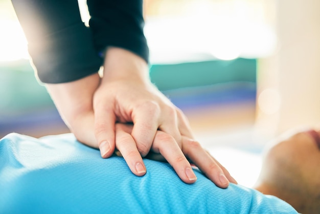 Cpr primeiros socorros e cuidados de saúde com as mãos no peito da pessoa para paramédico médico e salvando vidas Parada cardíaca cardíaca e lesão com paciente e compressão para medicina de emergência e bem-estar