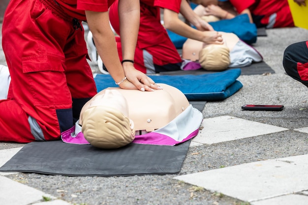 Foto cpr - reanimación cardiopulmonar y clase de primeros auxilios