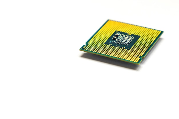 CPU - Mikrochip der Zentraleinheit isoliert auf weißem Hintergrund mit Kopienraum