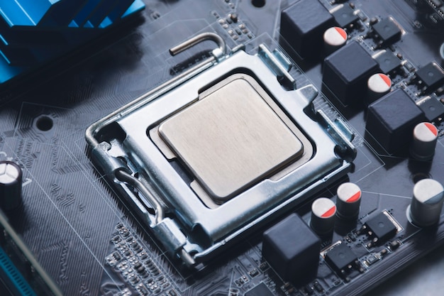 CPU-Prozessor-Chip im Sockel auf der Hauptplatine des Computers