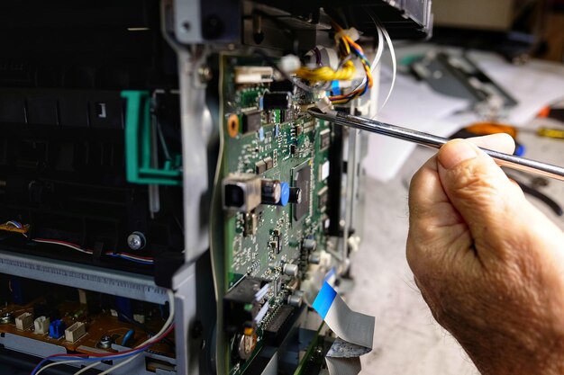 CPU de reparación a mano recortada