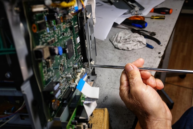CPU de reparación a mano recortada