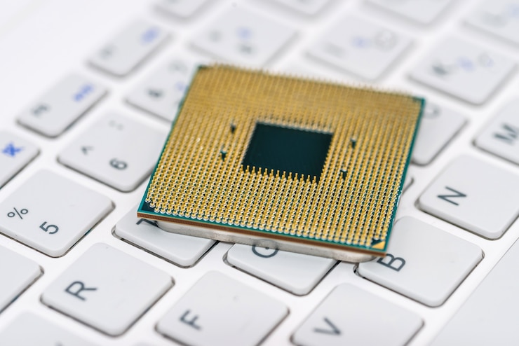 Foto cpu en el teclado blanco del portátil de cerca