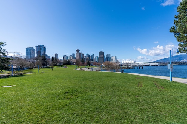 CRAB Park en Portside en la orilla del puerto de la ciudad de Vancouver el horizonte de la ciudad moderna BC Canadá