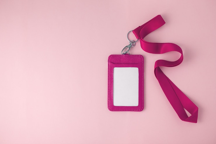 Foto crachá e cordão de couro em fundo rosa