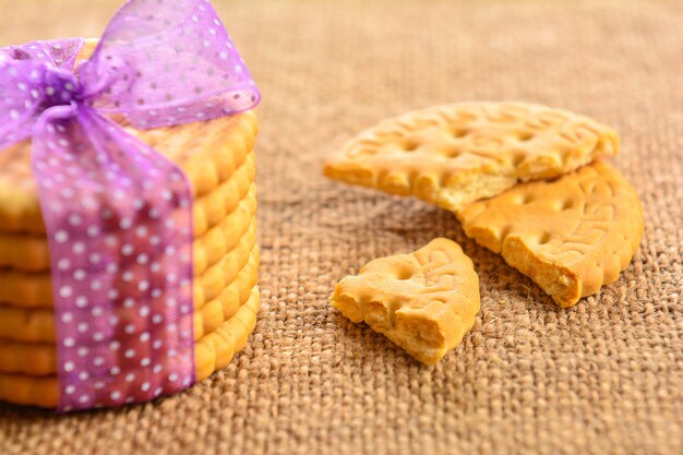 Cracker Cookies auf Holztisch