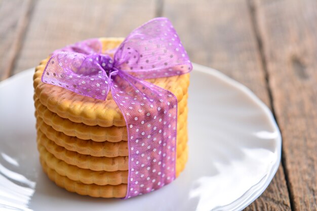 Cracker Cookies auf Holztisch