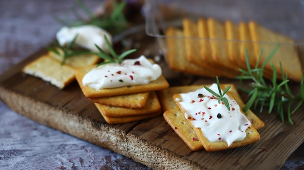 Cracker mit Frischkäse