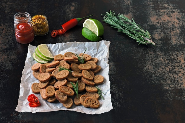 Cracker mit Gewürzen und Saucen.