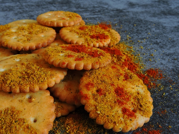 Cracker mit Gewürzen.