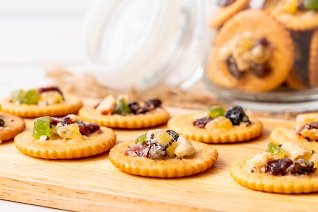 Crackerkeks mit getrockneten Früchten