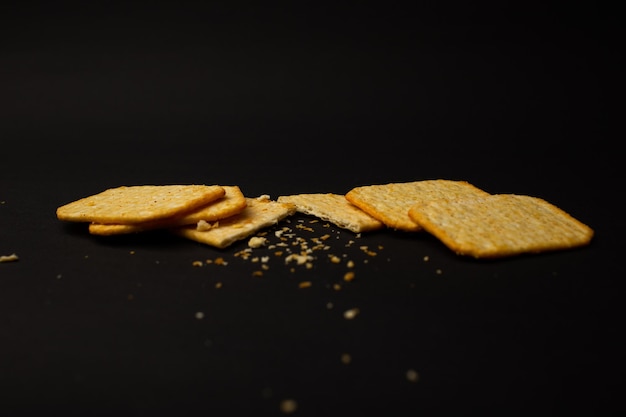 Crackerplätzchen mit Krümeln liegen auf dem Hintergrund