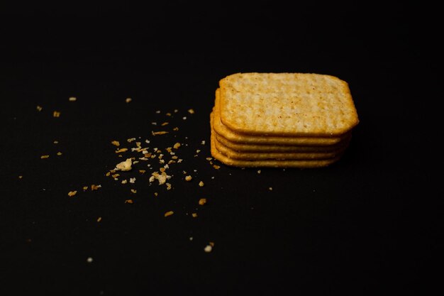 Crackerplätzchen mit Krümeln liegen auf dem Hintergrund