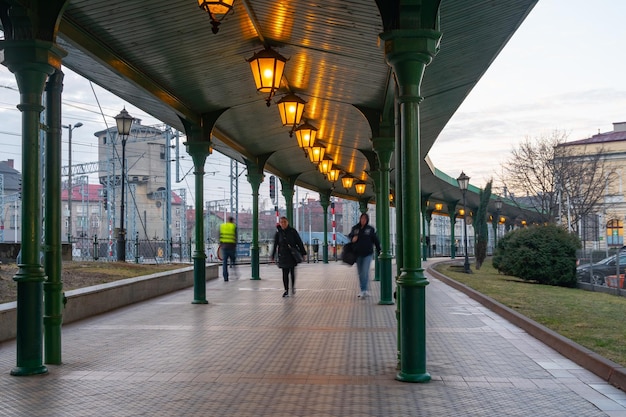 Cracóvia Polônia 13 de março de 2022 Caminho verde dos filares para a Estação Central de Trem Cracóvia