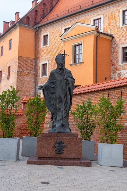 Cracóvia Polônia 13 de março de 2022 estátua do Papa João Paulo 2 no Castelo Wawel em cracóvia