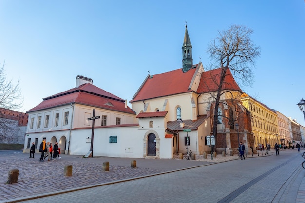 Cracovia Polonia 14 de marzo de 2022 una cruz en la plaza frente a la Iglesia de St Giles en memoria de las víctimas polacas en Katyn en 1940