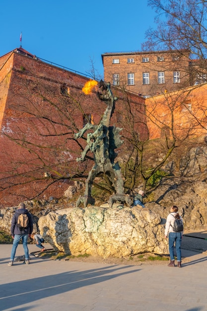 Cracovia Polonia 14 de marzo de 2022 Estatua del Dragón de Wawel Hill Smok Wawelski