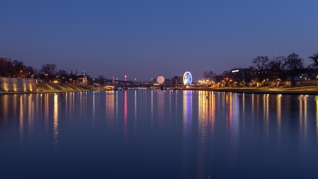 Cracovia Polonia 14 de marzo de 2022 el paisaje de la ciudad de Cracovia en el río Vístula